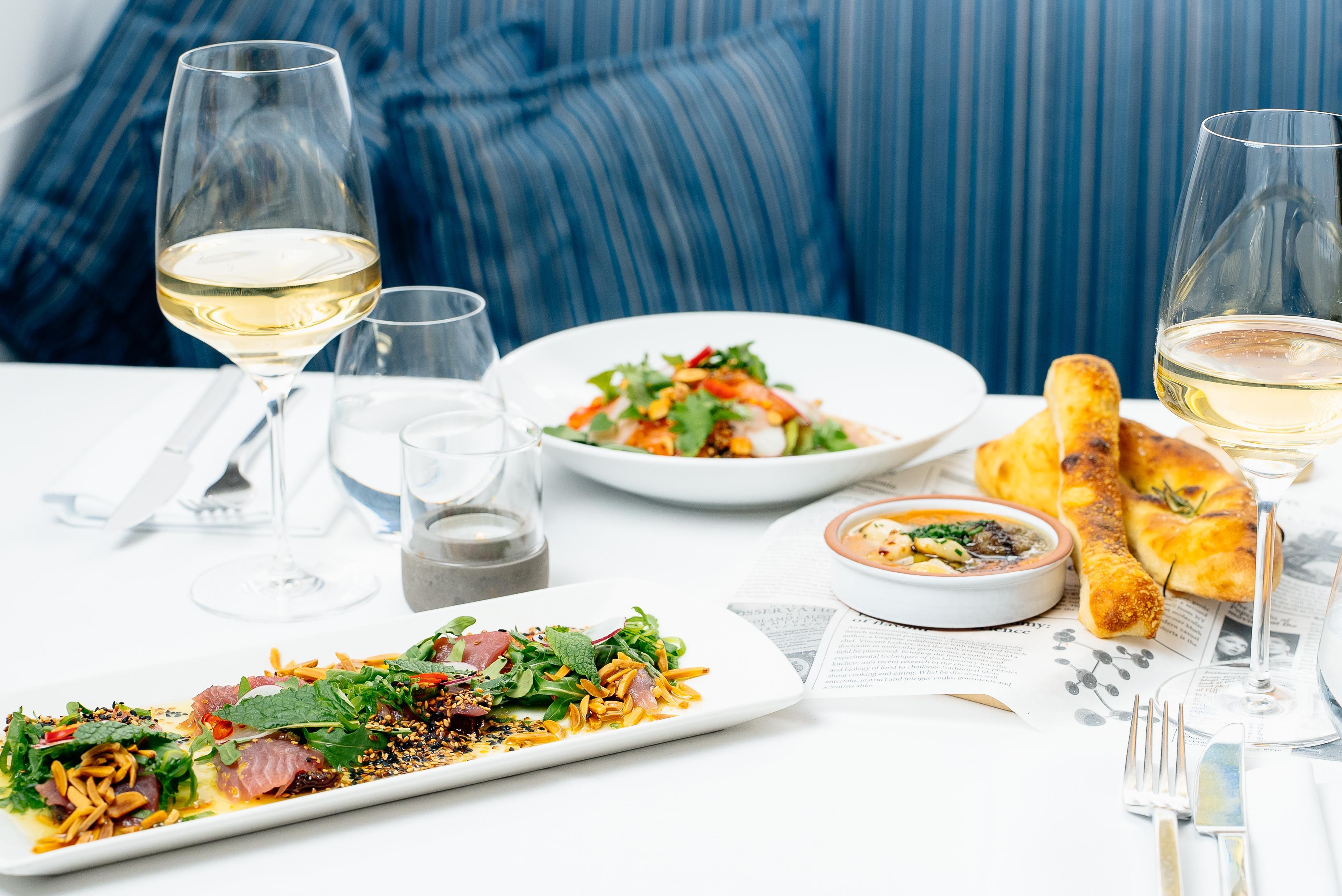 Precise Resort באד סארואו מראה חיצוני תמונה Dishes at the restaurant