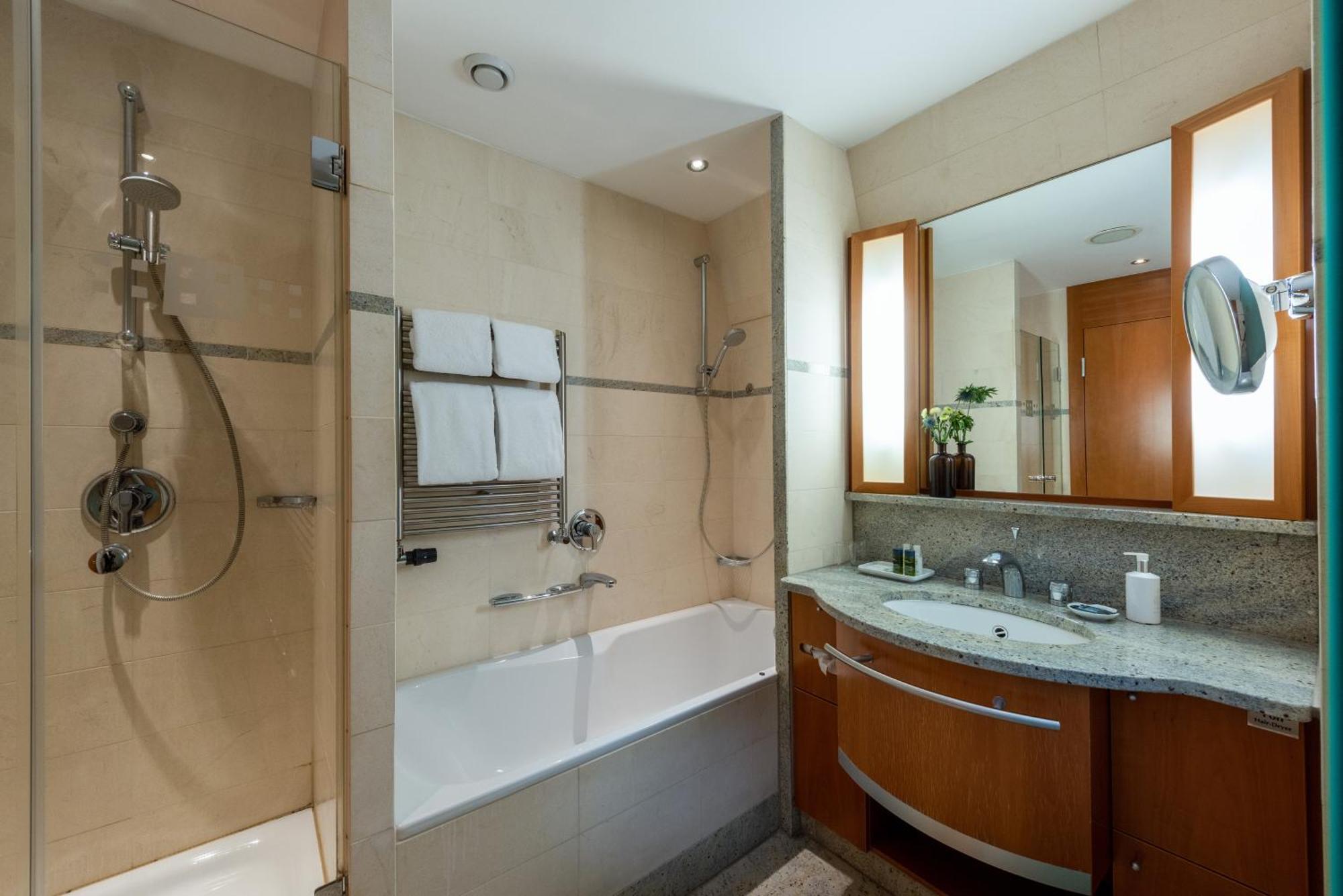Precise Resort באד סארואו חדר תמונה A bathroom with a shower and a bathtub