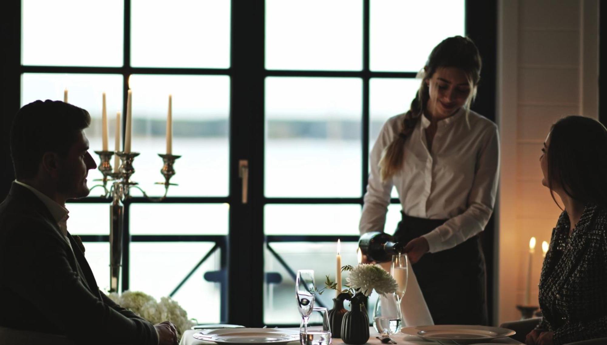 Precise Resort באד סארואו מראה חיצוני תמונה A restaurant hostess